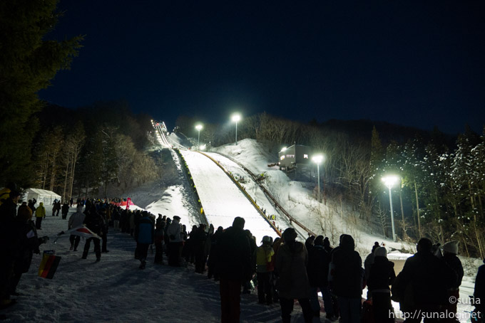 夜間のライトアップされるスキージャンプ台